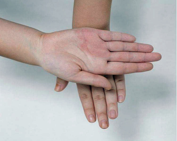 用手心轻柔拍打面部，促进清洁成分渗透